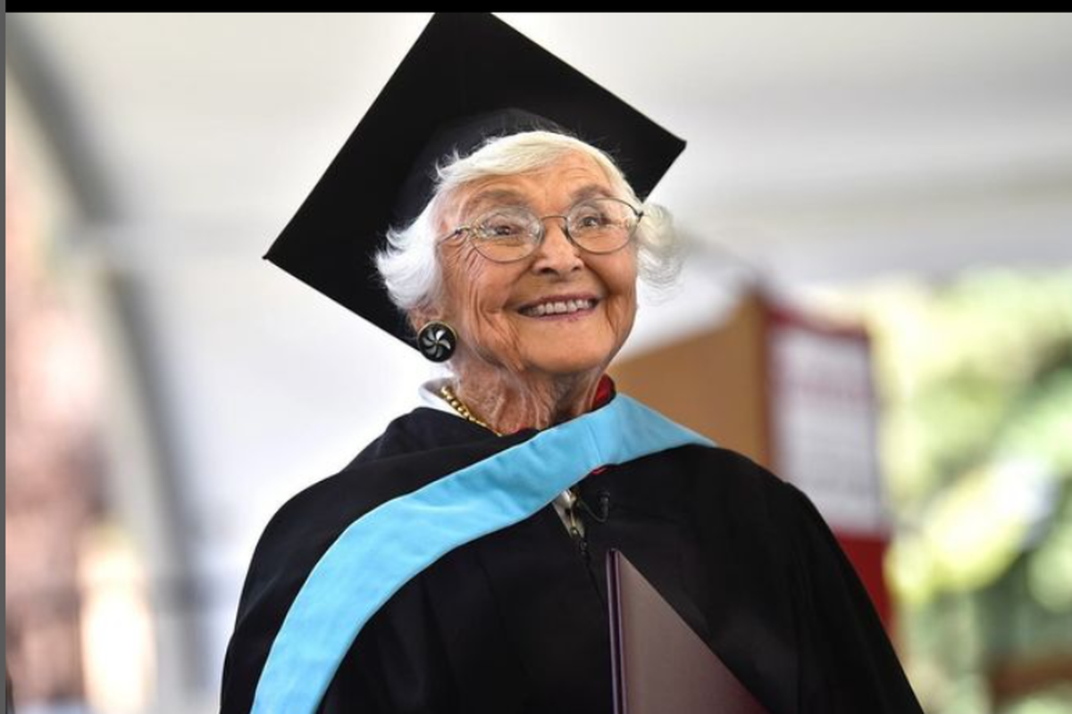 Nenek 70 Tahun di Bali Lulus Sarjana Setelah Kuliah Malam Selama 5 Tahun, Jadi Inspirasi Netizen