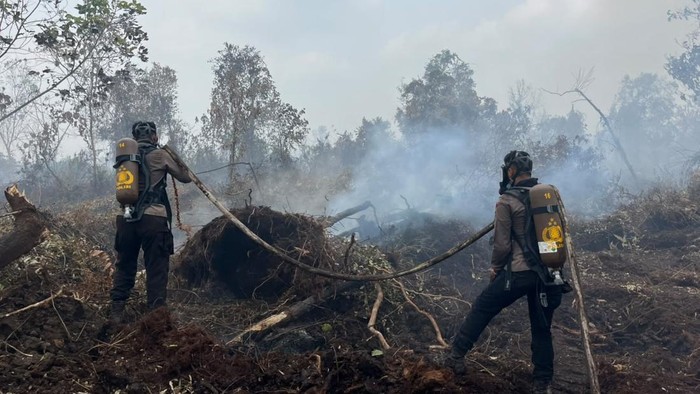 Brimob Polda Riau Tembus Kepulan Asap Karhutla Kampar dengan Breathing Apparatus